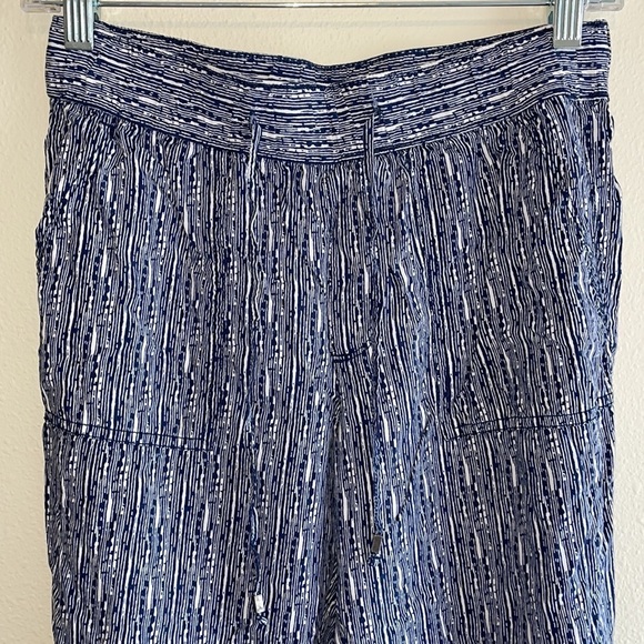 GAP cuffed Capri blue and white lightweight pants in women’s size small - Picture 3 of 8